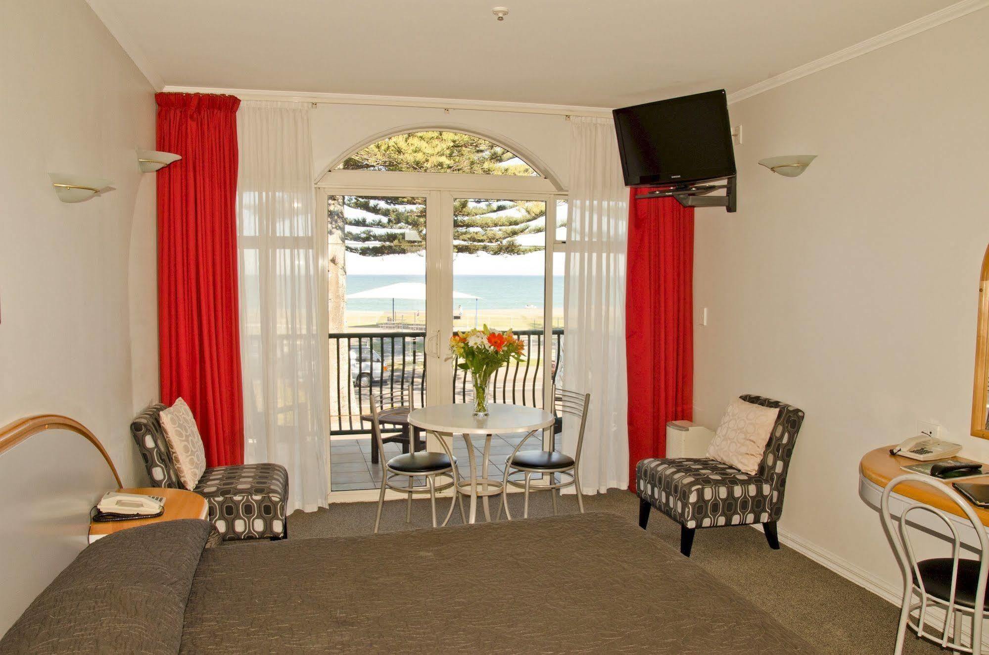 Beachfront Motel 4*